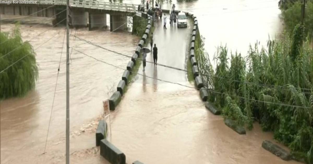 Heavy rain lashes Himachal Pradesh; tourists, locals face difficulties